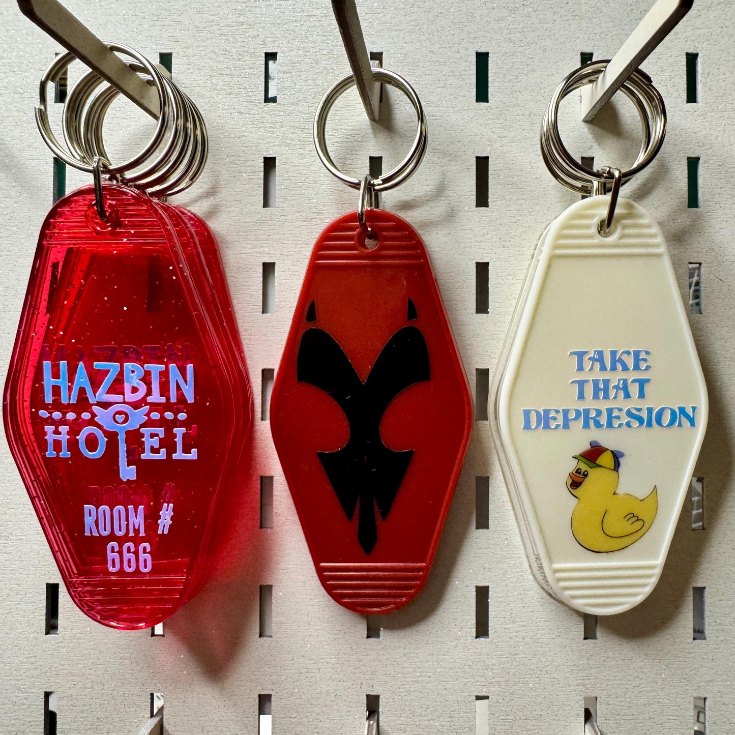 Hazbin Hotel - Red glitter Motel keyring